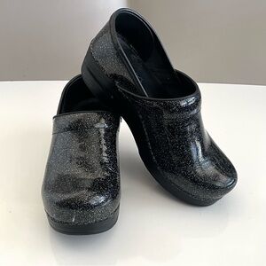 Dansko Black Professional Clogs-Glitzy 
Shimmering Women’s Mules Sz 37 EU
7 US